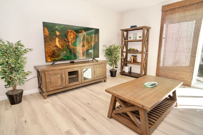 Building Photo - 15341 Vermont St