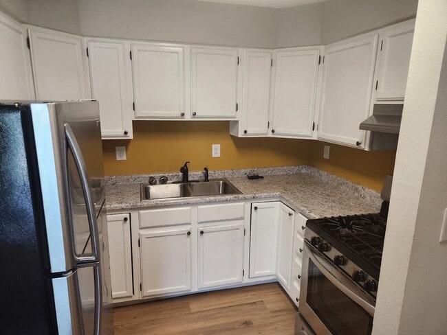 Building Photo - 604 Broad St