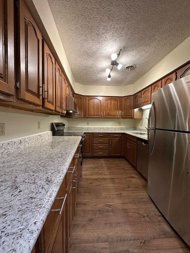 Building Photo - 2 Bedroom / 2 Bath Brick Condo - Bristol, TN