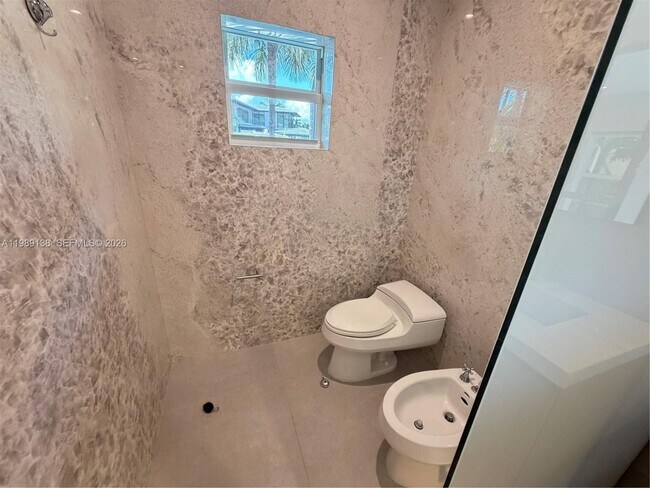 Building Photo - 3200 NE 165th St