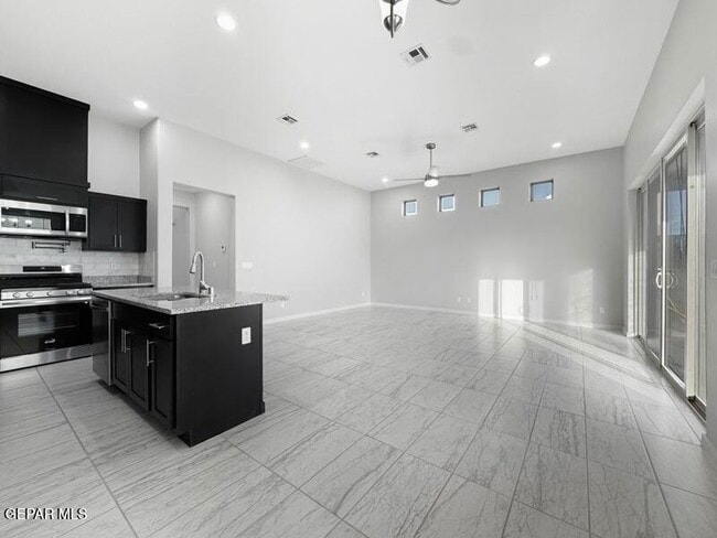 Building Photo - 12622 Amesbury