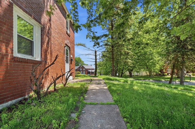 Building Photo - 624 Elm Dr