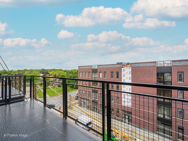 Building Photo - 2725 N Thatcher Ave