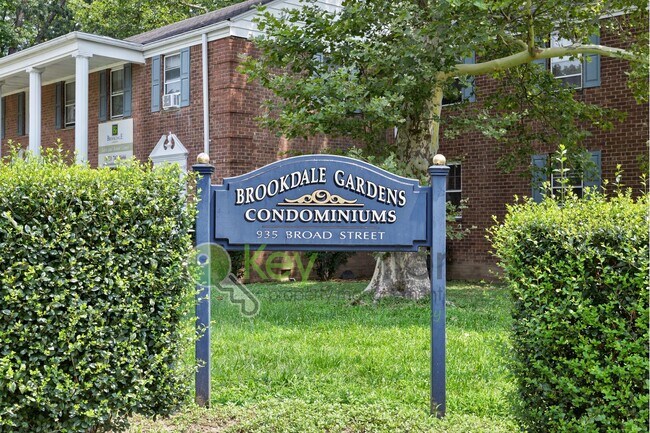 Building Photo - Quiet 2nd-Floor 1BR Condo – Updated Bath, Pet Friendly & Easy NYC Commute