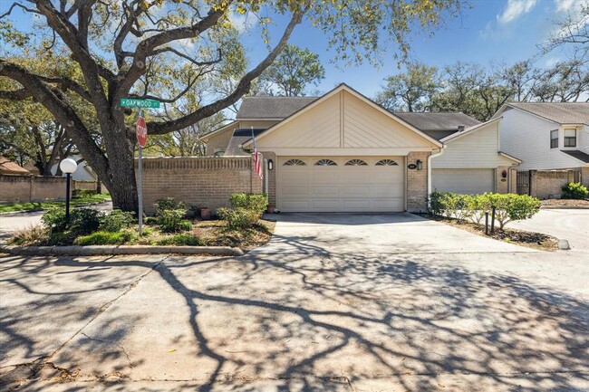 Primary Photo - 8017 W Oakwood Ct