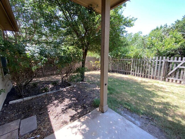 Building Photo - 2221 Nestlewood Dr