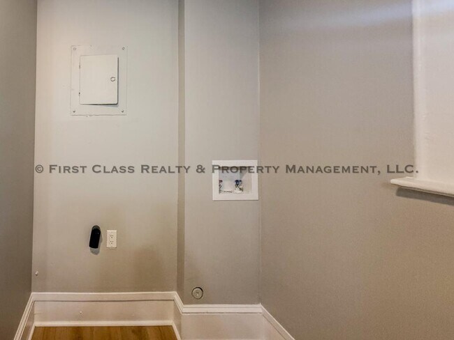 Building Photo - 1108 Henderson Ave