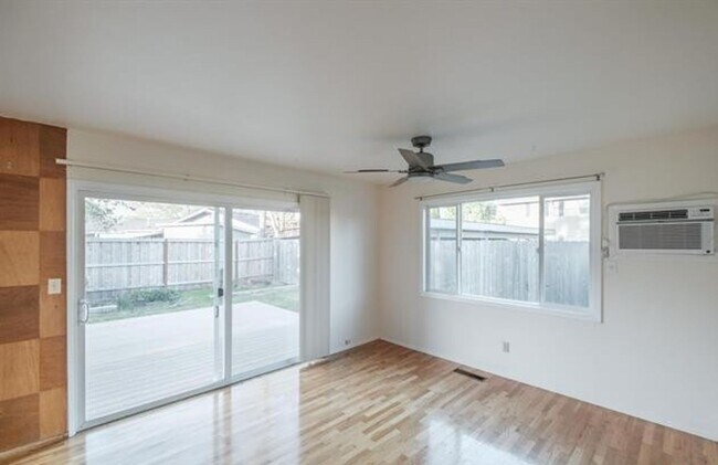 Building Photo - Charming One-Level Home with Private Yard ...