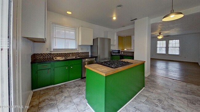 Building Photo - 2210 Myra St