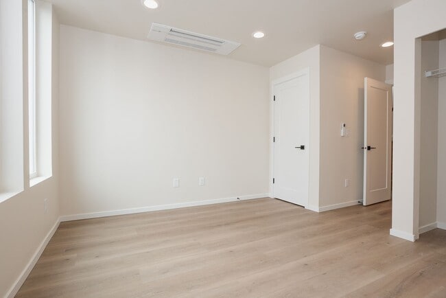 Building Photo - One year old townhome