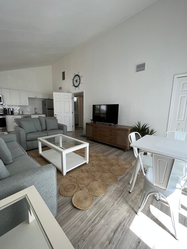 LR 203 - 1100 6th Ave S