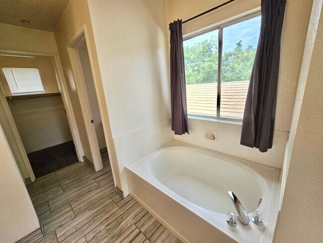 Building Photo - Bright & Spacious Woodland Home with Functional Layout 3 bed/2.5 bath