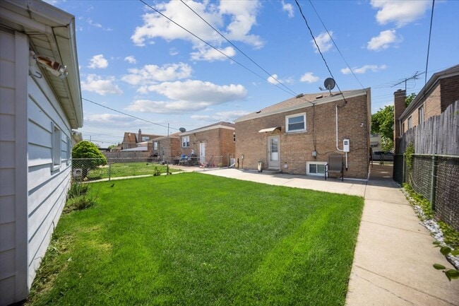 Building Photo - 6039 S Narragansett Ave