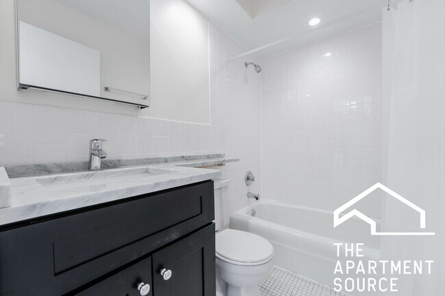 Building Photo - 424 W Oakdale Ave