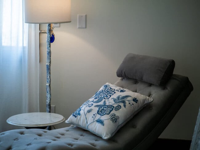 Building Photo - 1811 Breezewood Dr