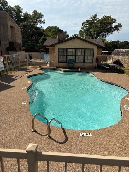 Building Photo - 1733 Crest Grove Dr