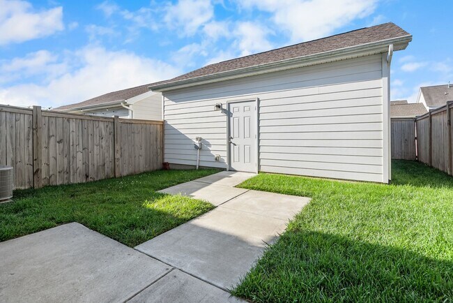 Building Photo - 235 Southmen Ln