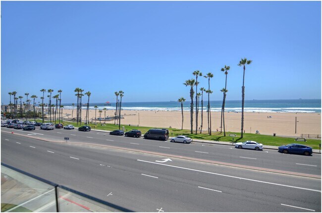 Building Photo - Oceanfront Penthouse in Huntington Beach!!