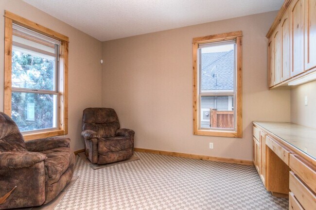 Building Photo - Award-winning, custom-built home in the highly-desired Cascade View Estates