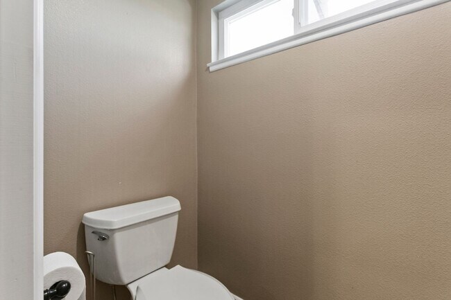Building Photo - Remodeled Huntington Home!