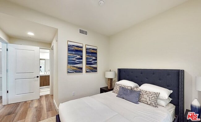 Building Photo - 1070 S Bedford St