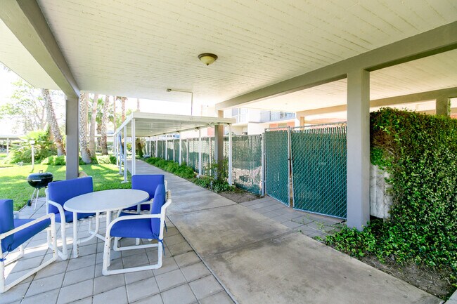 Building Photo - 4600 Ocean Dr