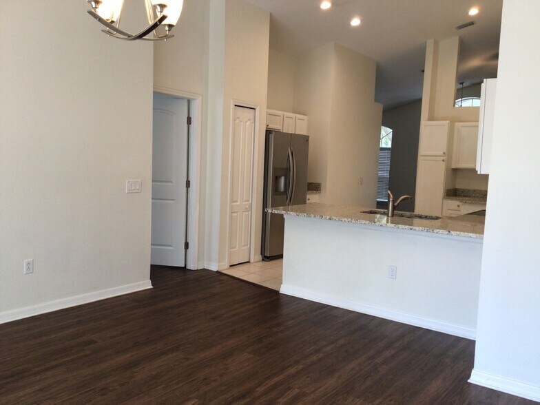 Building Photo - 715 Somerstone Dr