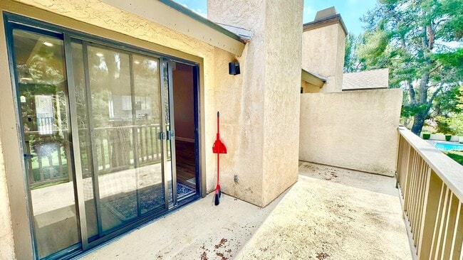 Building Photo - Fully Remodeled Upper Unit Condo in the De...