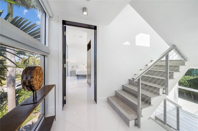 Building Photo - 227 E Dilido Dr