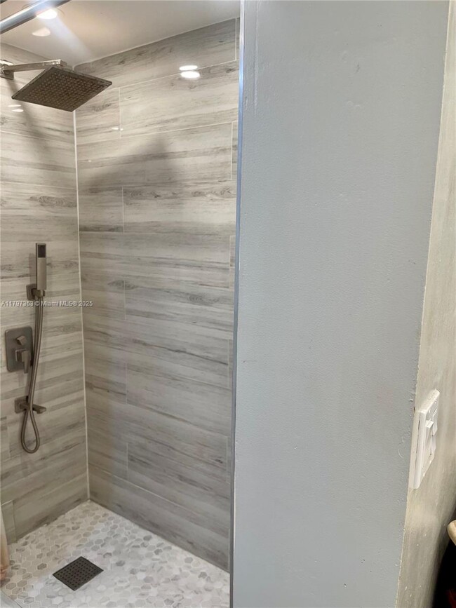Building Photo - 6695 Racquet Club Dr
