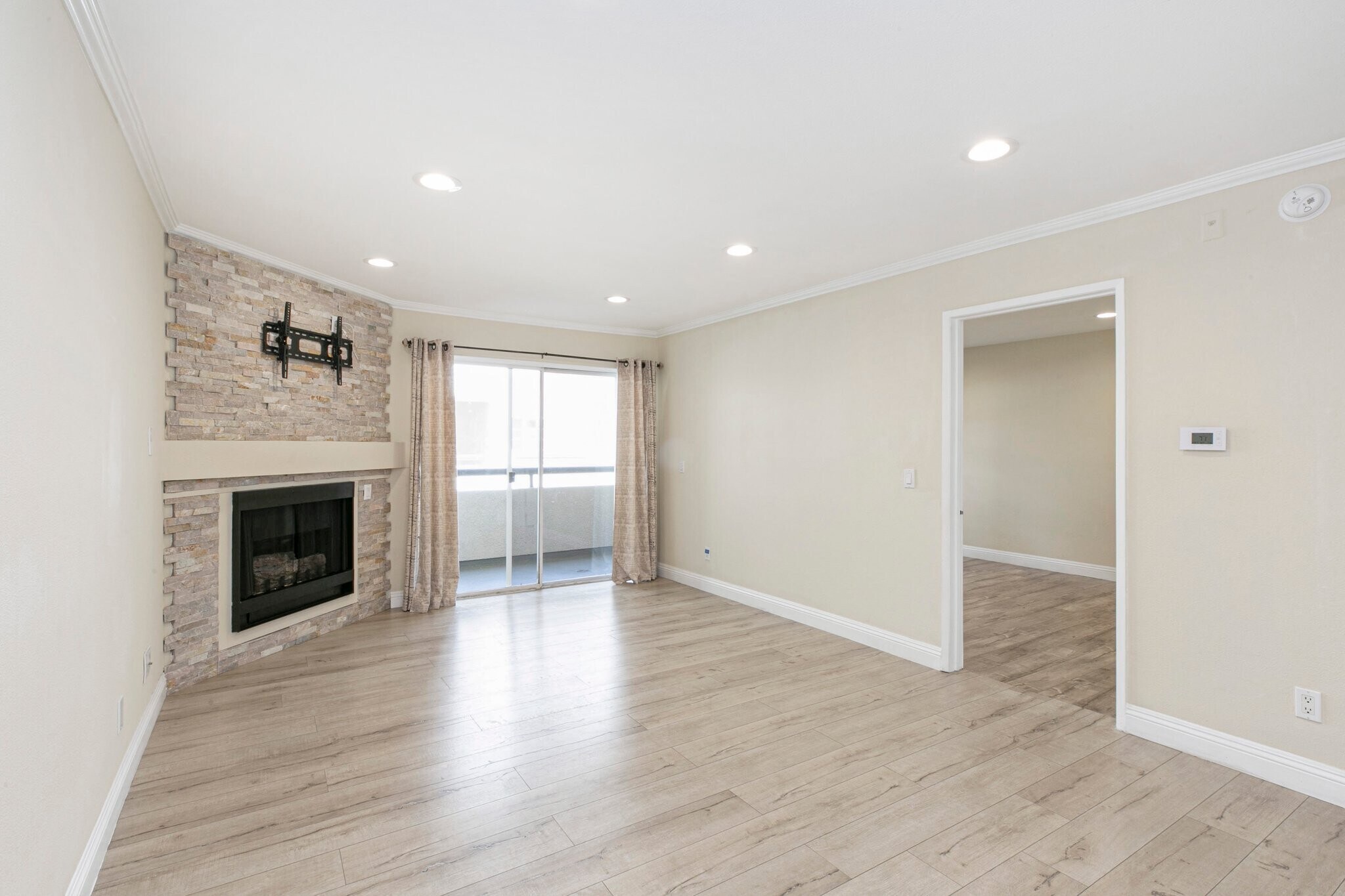 Building Photo - 5525 Canoga Ave