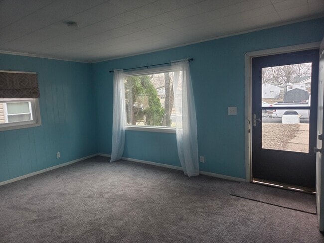 Family room - 3824 N Dayton Ave