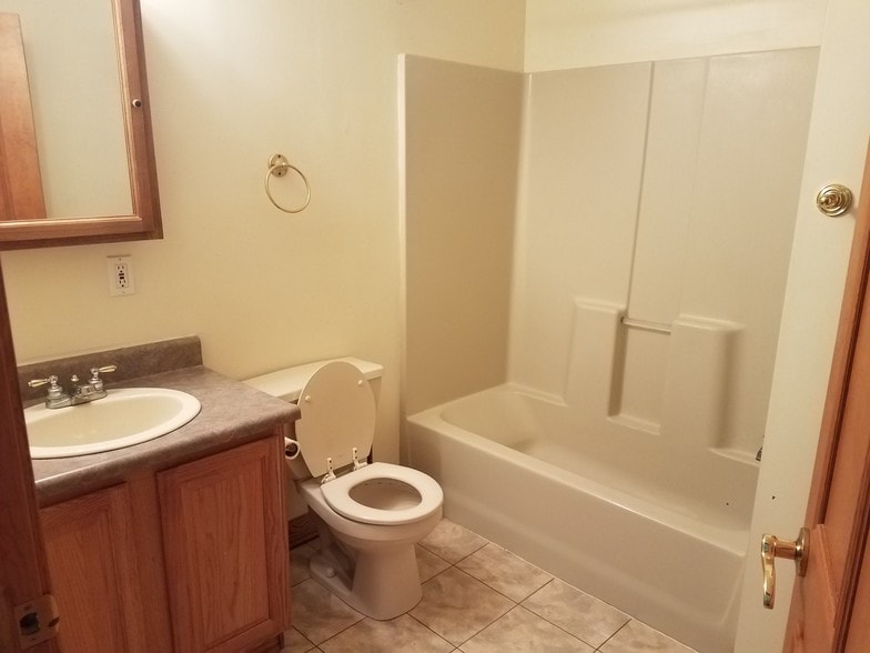 Building Photo - 844 Main St