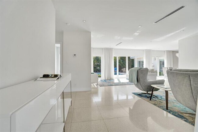 Building Photo - 2514 Yacht Club Blvd