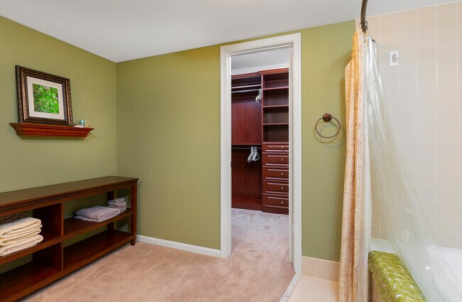 Building Photo - 11355 Pond View Dr