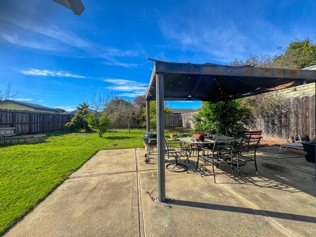 Building Photo - 44 Chestnut St