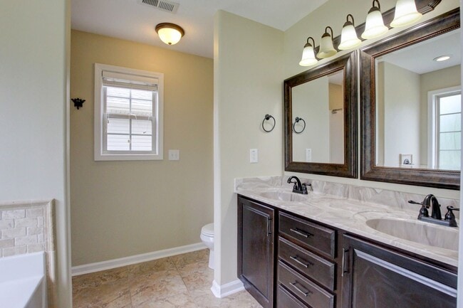 Building Photo - Sweet 3 bed 2 bath clost to post and I-24.