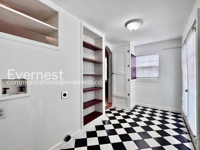 Building Photo - Charming 2-Bed/2 bath Bungalow with Modern Amenities and Ideal Location / Pet-Friendly / Availabl...