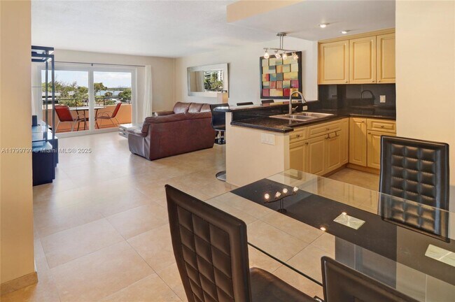 Building Photo - 220 Kings Point Dr