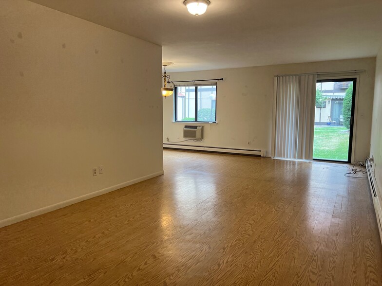 Living room - 6 Loudon Dr