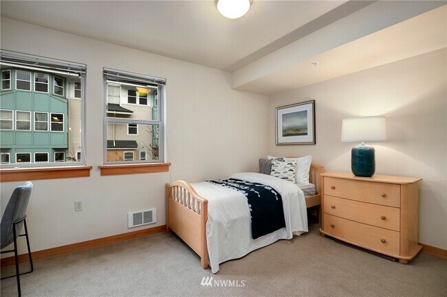 Building Photo - 827 Hiawatha Plz S