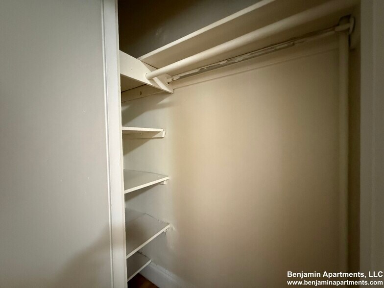 Building Photo - 165 Park Dr