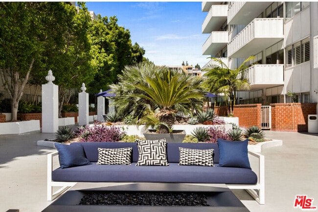 Building Photo - 7135 Hollywood Blvd