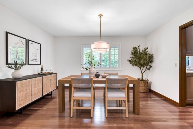 Building Photo - 8 Racquet Ct