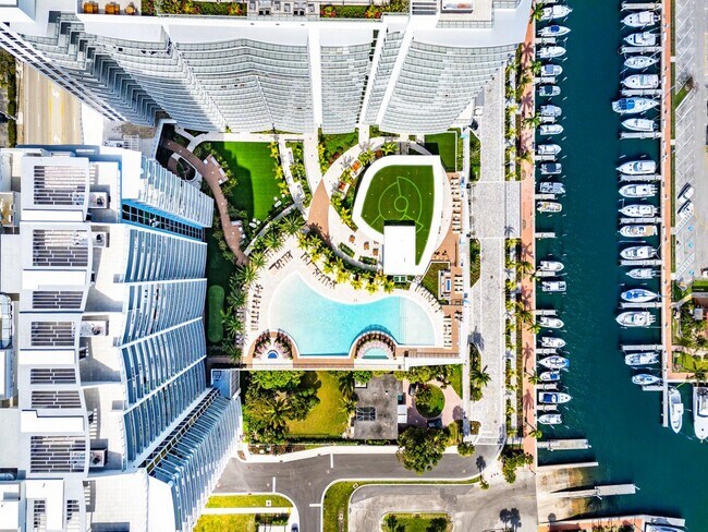 Building Photo - 220 Lake Shore Dr