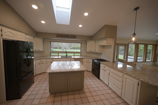 Building Photo - Single level, 3+ bed 3 bath, 2,932 sf home on 1.23 acres in Sequim