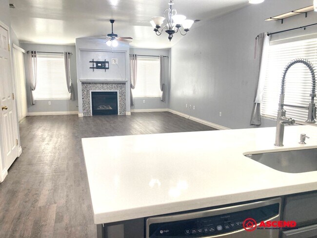 Building Photo - Beautiful 4 Bedroom Home in the Southwest!