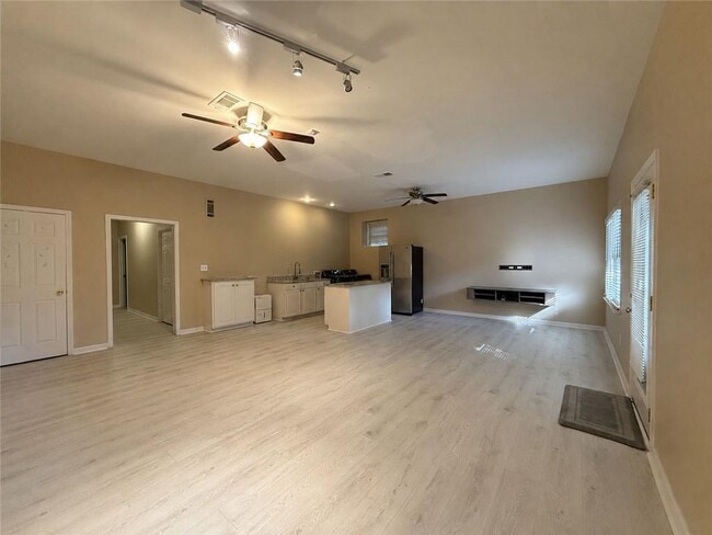Building Photo - 304 Bridle Path