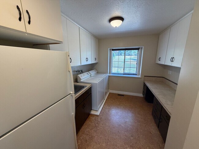 Building Photo - Spacious 4 Bed, 5 Bath Home with 3-Car Garage in Layton!