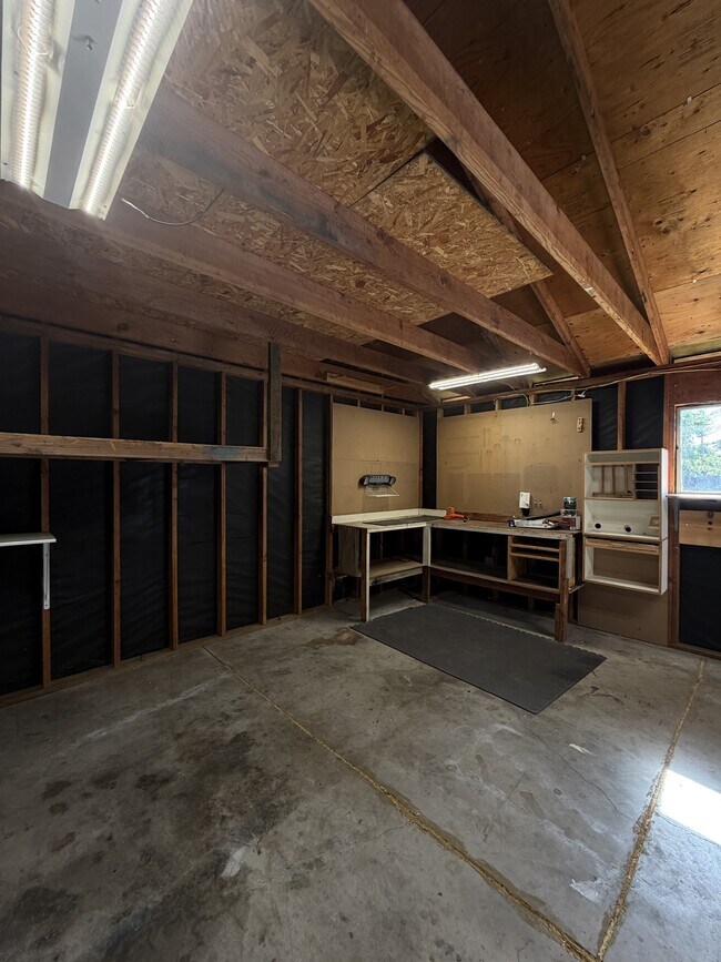 Building Photo - 913 Clover Dr